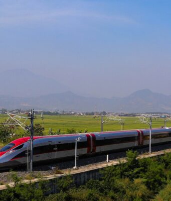 Ke Bandung Naik Whoosh