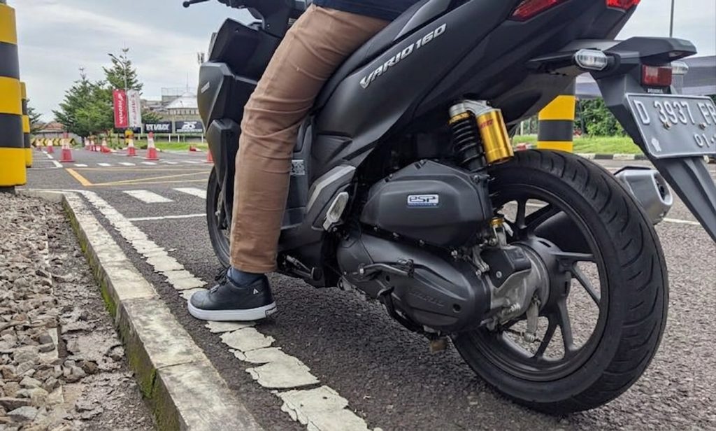 Apakah Menurunkan Kaki Saat Berkendara Aman?