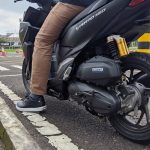 Apakah Menurunkan Kaki Saat Berkendara Aman?