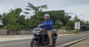 Tips Menjaga Keseimbangan saat naik motor