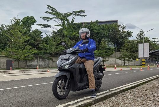 Tips Menjaga Keseimbangan saat naik motor