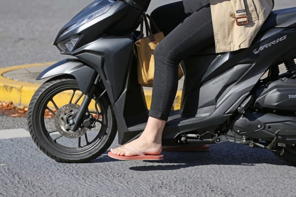 Mengapa Pengendara Menurunkan Kaki Saat Berkendara?